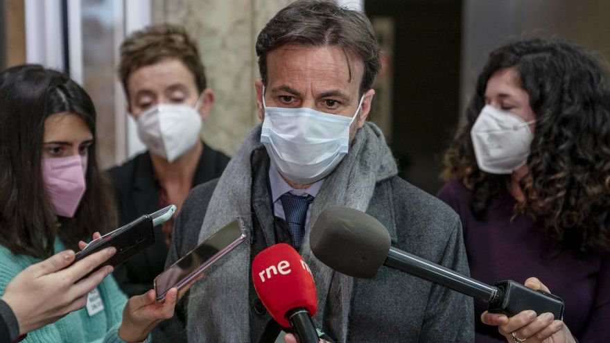 El presidente del grupo parlamentario de Unidas Podemos en el Congreso, Jaume Asens, ofrece declaraciones a los medios, tras registrar en el Congreso una comisión de investigación sobre las agresiones sexuales en la infancia y la adolescencia por parte de miembros de la Iglesia Católica, en el Congreso de los Diputados, a 26 de enero de 2022, en Madrid (España). Para que la comisión sea propuesta, requiere leer más de al menos dos grupos y deberá ser aprobada por mayoría. De prosperar, sería la primera vez que en España se toma la iniciativa de que una institución de alcalde nacional emprendiera medidas para aclarar el escándalo de los abusos en el clero.