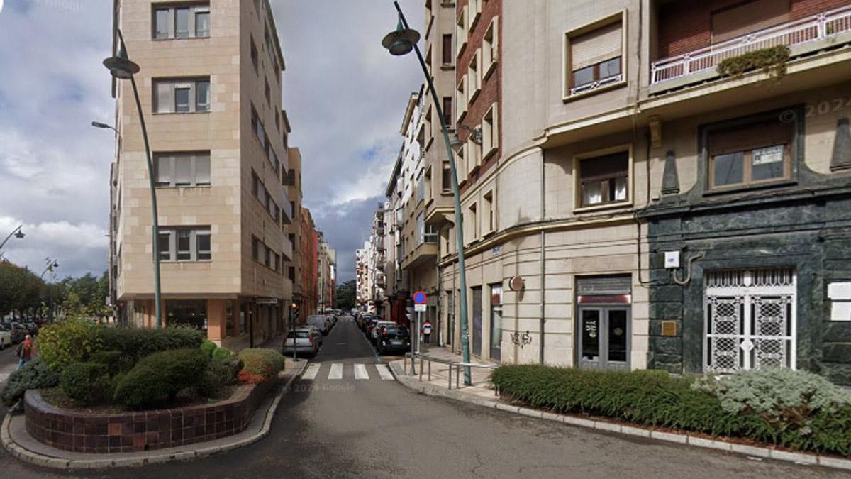 Entrada a la calle Bernardo del Carpio desde la calle Lancia en la glorieta de Fernando Merino.