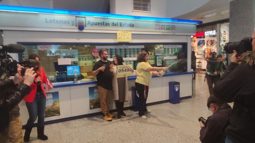 El champán ha volado por el centro comercial Palacio de Hielo y sobre las cámaras de televisión.