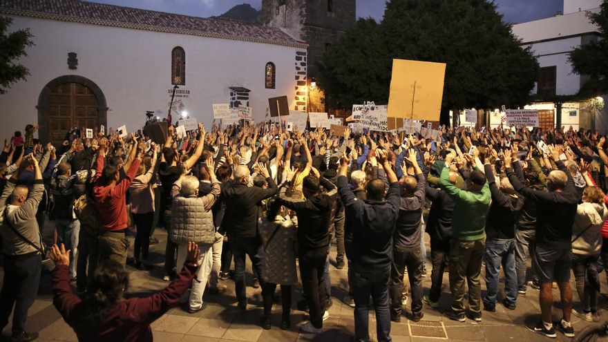Manifestación de personas damnificadas por el volcán de La Palma. (ALEJANDRO RAMOS)