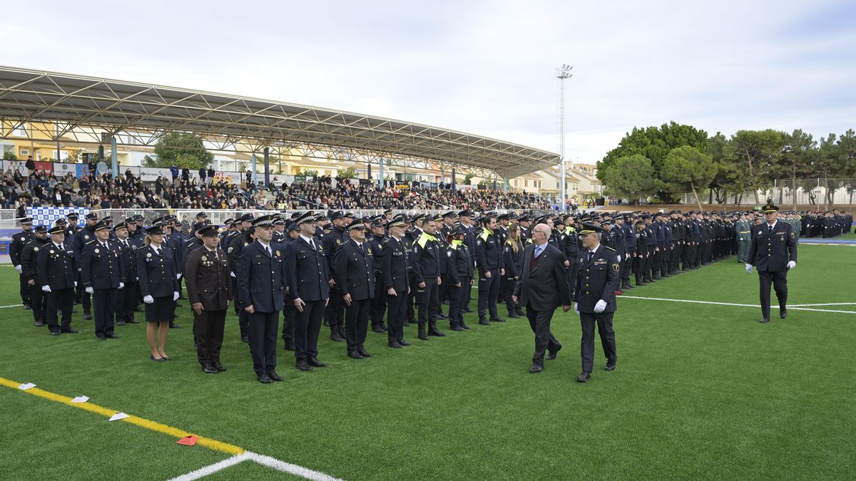 900 policías locales de toda España galardonados en Paiporta por su colaboración tras la catástrofe de la dana