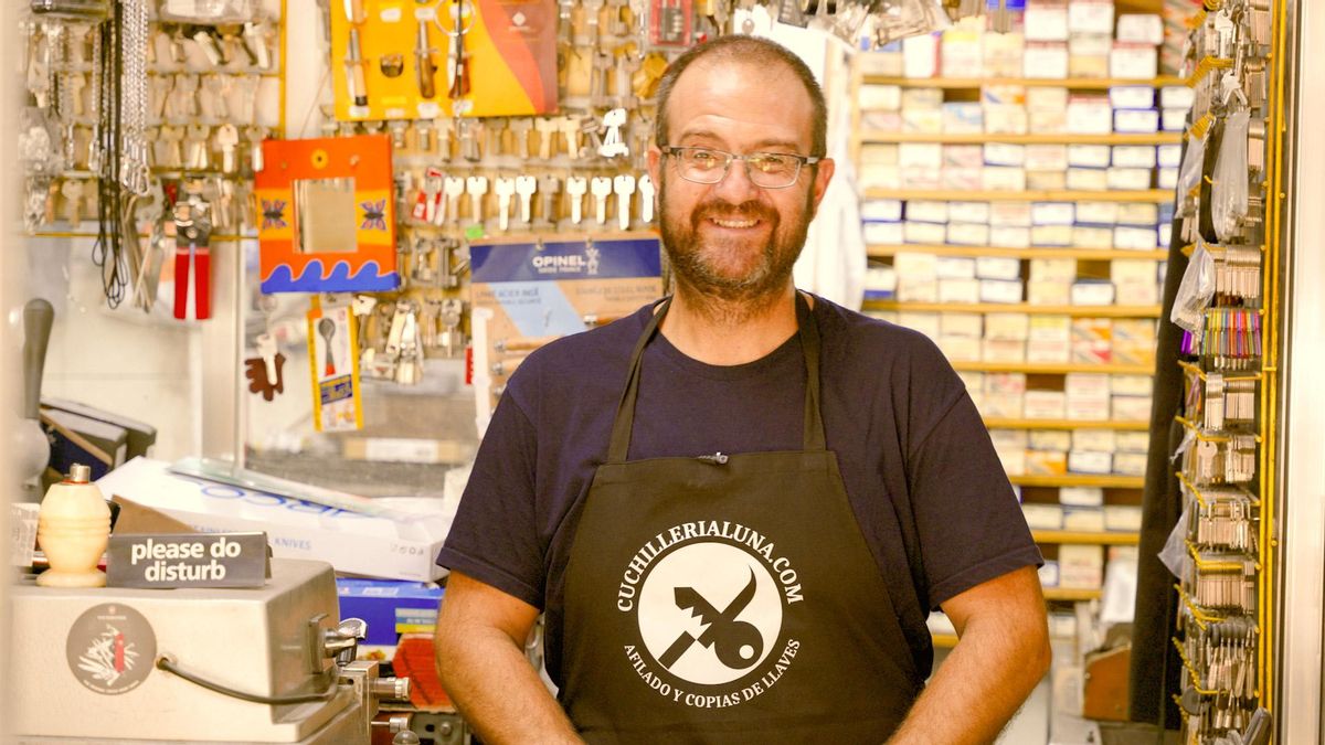 Portada reportaje Sabadell | Expertos en Proximidad | Cuchillería Luna: el afilador que mantiene un oficio indispensable para los grandes chefs