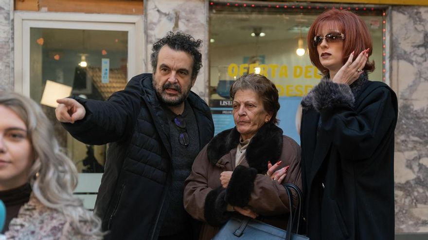 Netflix lanza nuevas fotos de 'Superestar' y muestra en detalle la caracterización de su Yurena, Paco Porras y compañía