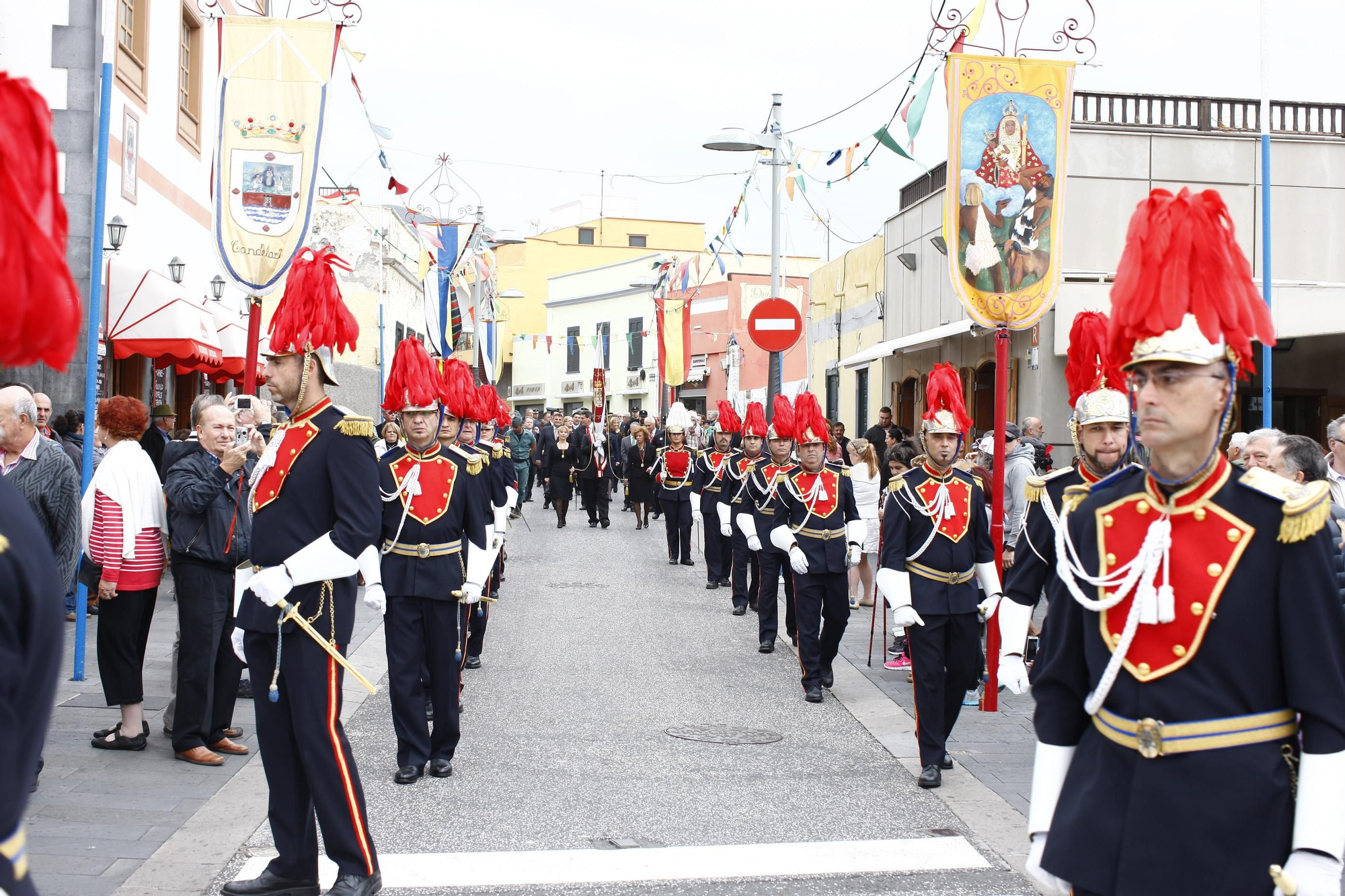 Un instante de la procesión cívica en la calle de La Arena.