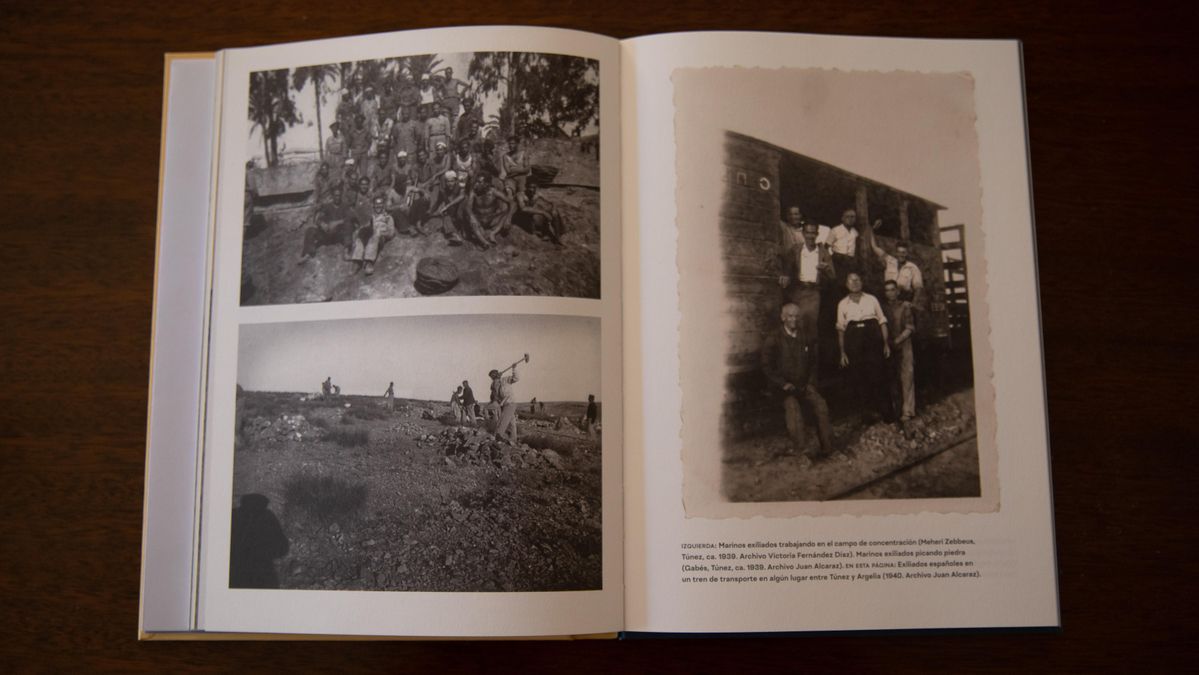 A la izquierda, marinos españoles trabajan a destajo en el campo de concentración de Meheri-Zebbeus (Túnez) y pican piedra en el de Gabès (Túnez). A la derecha, un grupo de exiliados españoles posa en el vagón del tren que los transporta, en algún lugar indeterminado entre Túnez y Argelia / "Del Éxodo y del Viento” - Juan Valbuena (ed.)