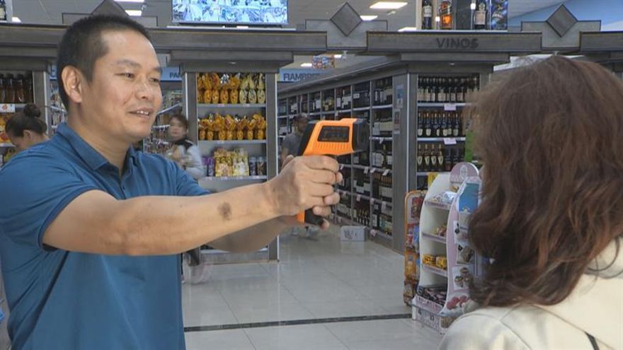 Los clientes, algunos de ellos también con mascarillas, aprovechan la ocasión para hacer acopio de insumos básicos, especialmente papel higiénico, y otros algo más ociosos, como vinos y bebidas azucaradas.