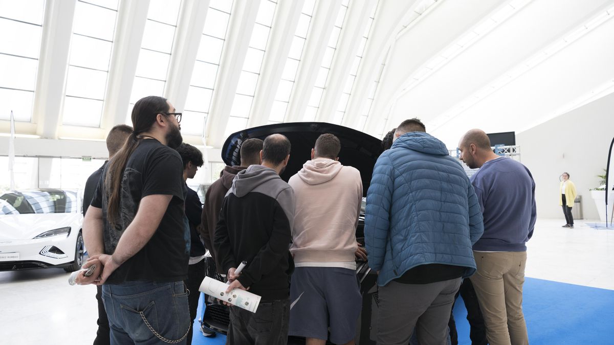 Asistentes en una explicación del futuro de la automoción