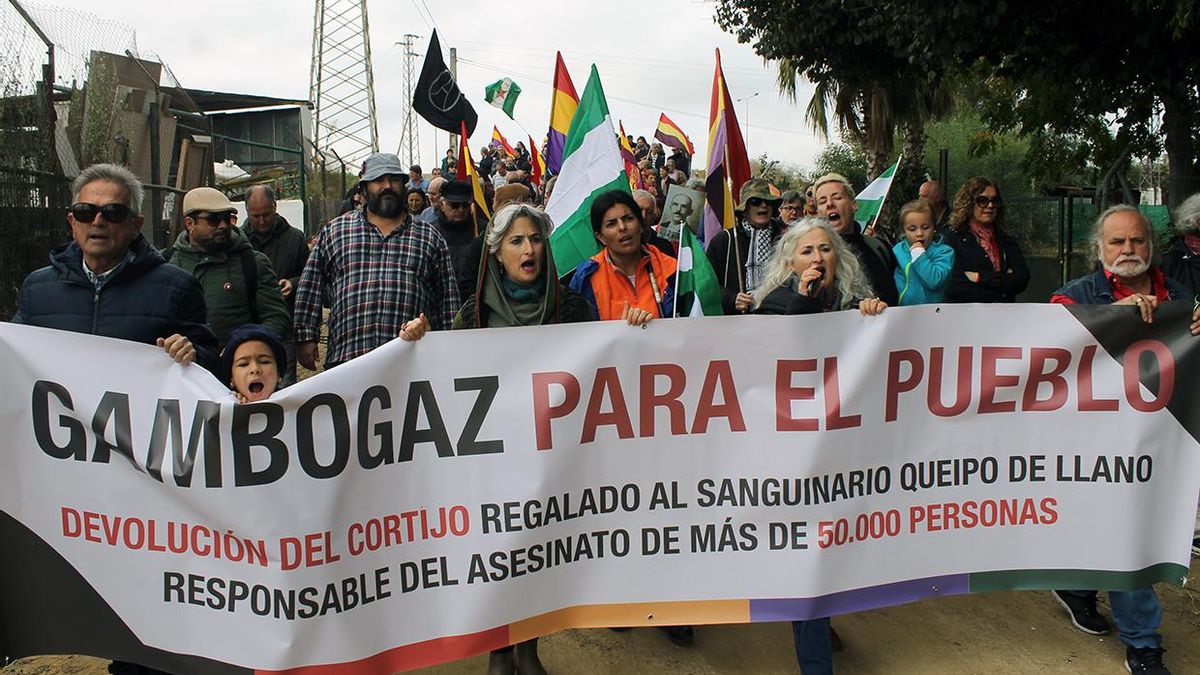 FOTOGALERÍA | Marcha para la devolución "al pueblo" del cortijo del franquista Queipo