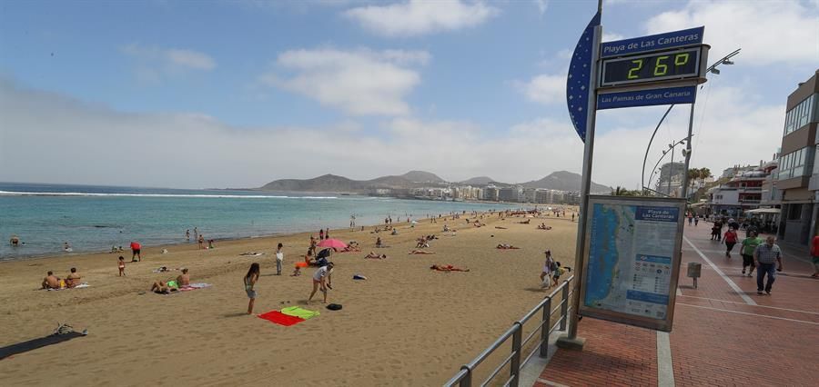 Playa de Las Canteras, en el primer día de la fase 2 de desescalada