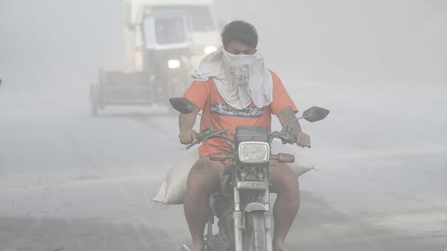 El volcán Bulusan entra en erupción en el este de Filipinas