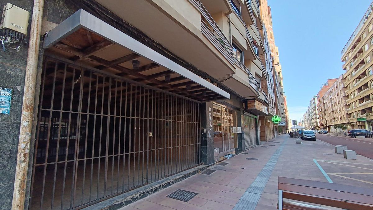 Fachada del abandonado Cine Abella, al final de la calle Padre Isla, que el Ayuntamiento compró en 2003 y sigue en desuso.