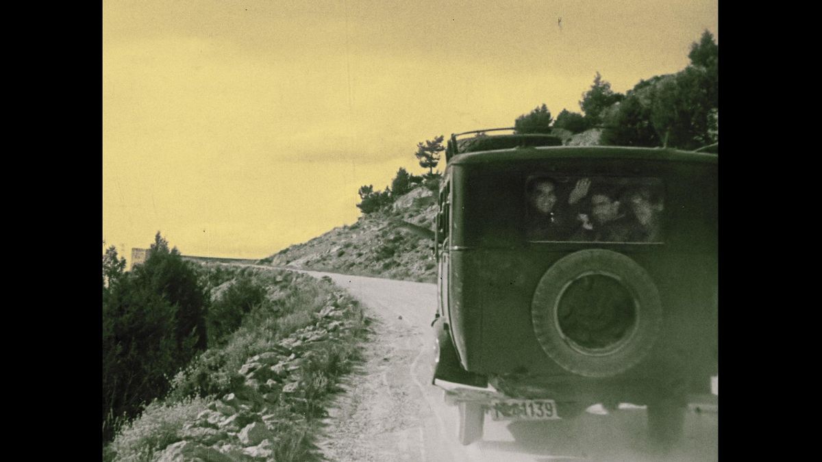 Lorca, junto a compañeros de 'La Barraca' en una furgoneta