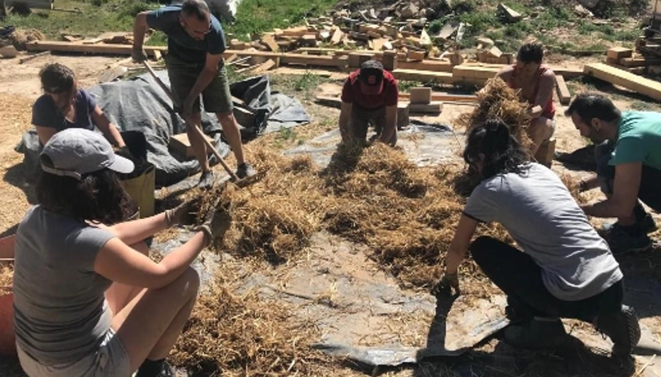 Un momento de un taller de bioconstrucción.