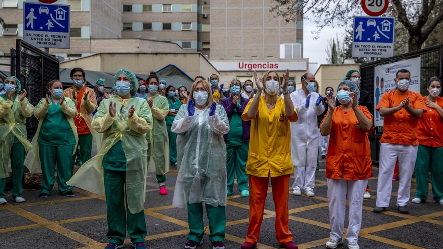 Médicos frente a un hospital en Madrid durante el aplauso a los sanitarios.