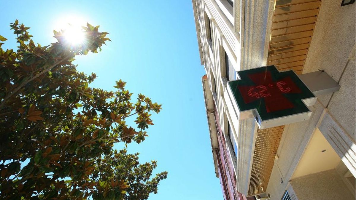 Un termómetro marca temperaturas de más de 40 grados en una calle de Ponferrada. 