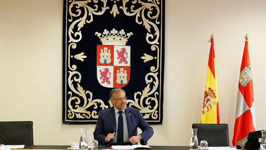 El presidente de las Cortes de Castilla y León (Vox) nombra a un amigo de Santiago Abascal como su jefe de gabinete