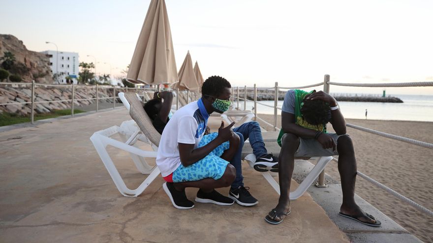 El Gobierno de España anuncia 30 millones de euros para trasladar a 470 menores migrantes de Canarias