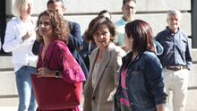 El equipo negociador del PSOE: María Jesús Montero, Carmen Calvo y Adriana Lastra se dirige al Congreso de los Diputados a su segunda reunión con Unidas Podemos.