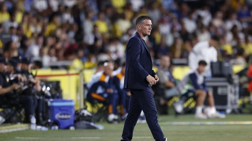 Las Palmas cesa a Carrión tras nueve jornadas sin victorias