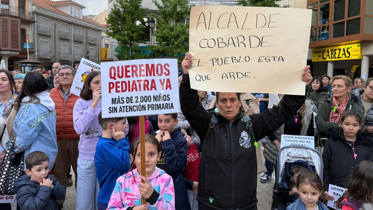 Mensajes de crítica y exigencia en la protesta por Pediatría en La Bañeza.