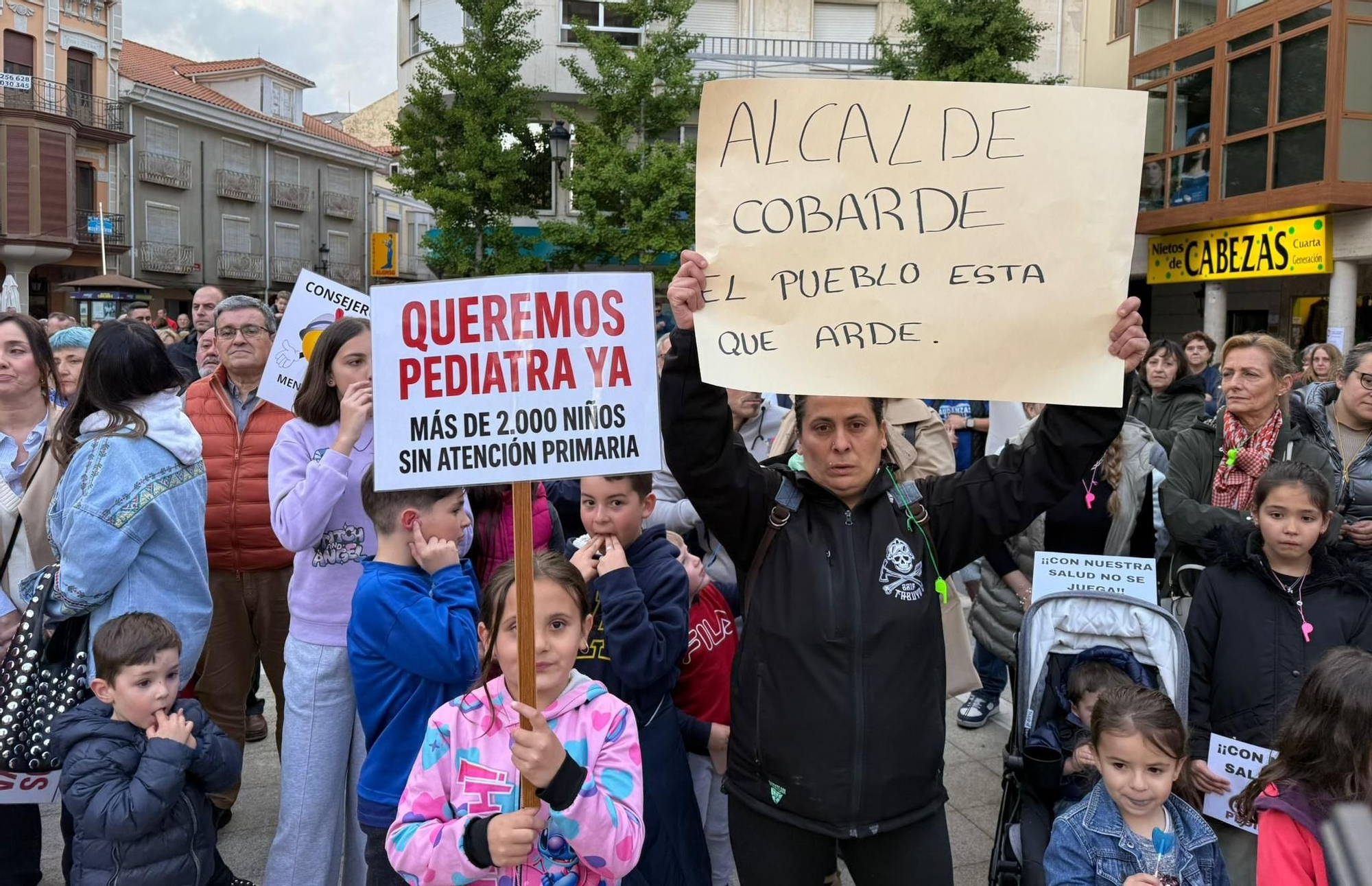 Mensajes de crítica y exigencia en la protesta por Pediatría en La Bañeza.