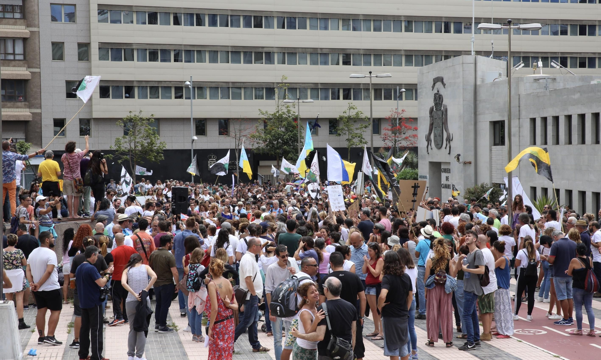 Miles de personas frente a Presidencia del Gobierno tras la marcha contra la ampliación del muelle de Agaete.