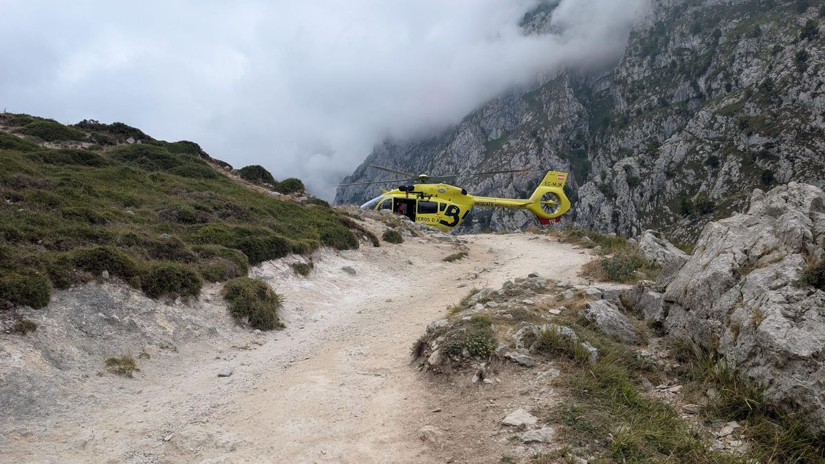 El helicóptero de Bomberos de Asturias pudo realizar el rescate en la ruta del Cares a pesar de la intensa niebla.