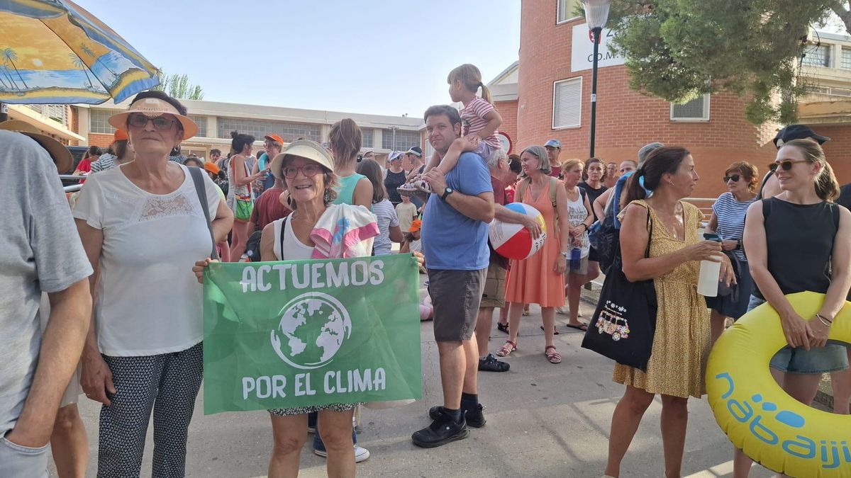Vecinos de Torrero protestan por el cierre de la piscina municipal: "Para muchas personas son sus únicas vacaciones"