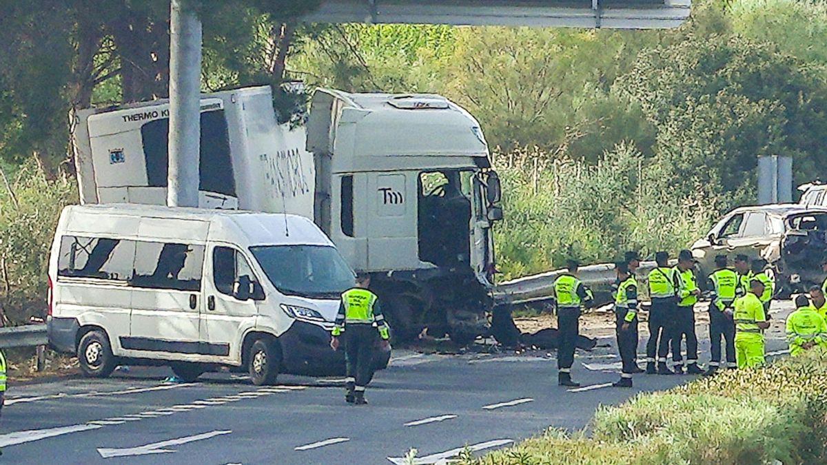 Agentes de la Guardia Civil analizan el lugar del accidente.
