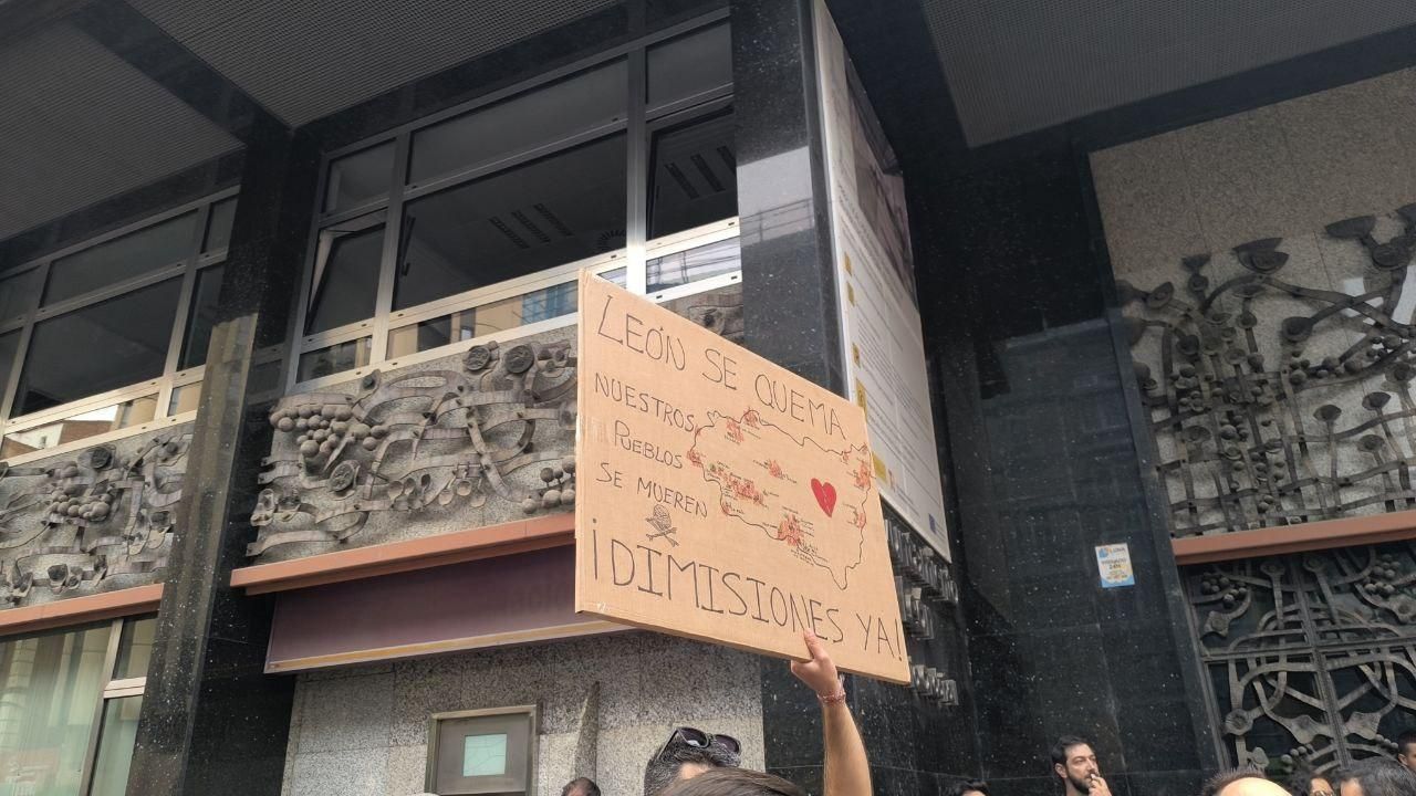 Las pancartas de la indignación en León por los mayores incendios forestales de la historia