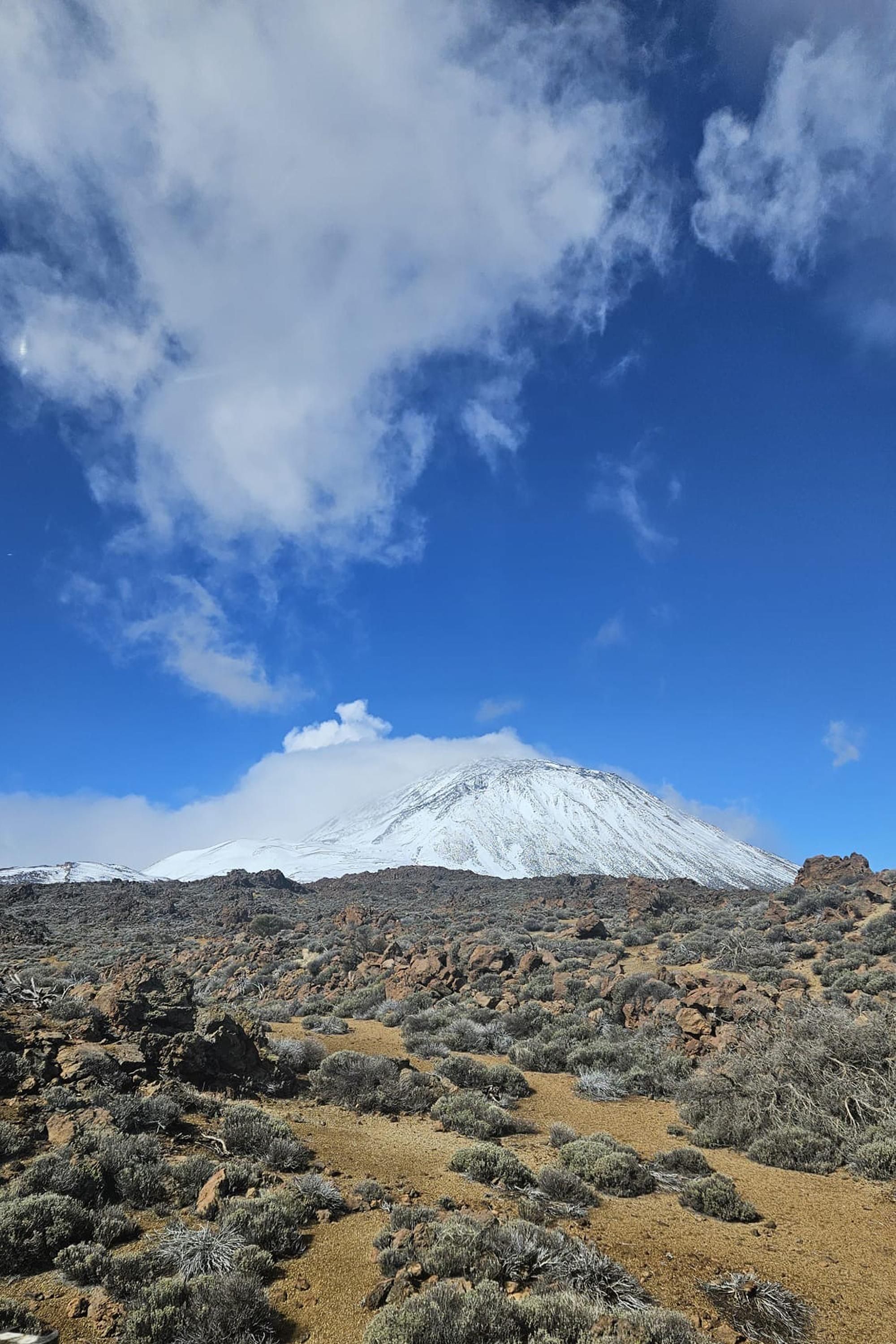El volcán de El Teide, nevado por el paso de la borrasca Therese