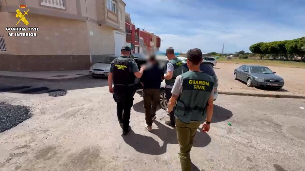 Detención de uno de los miembros de la red que cobraba a migrantes por su regularización