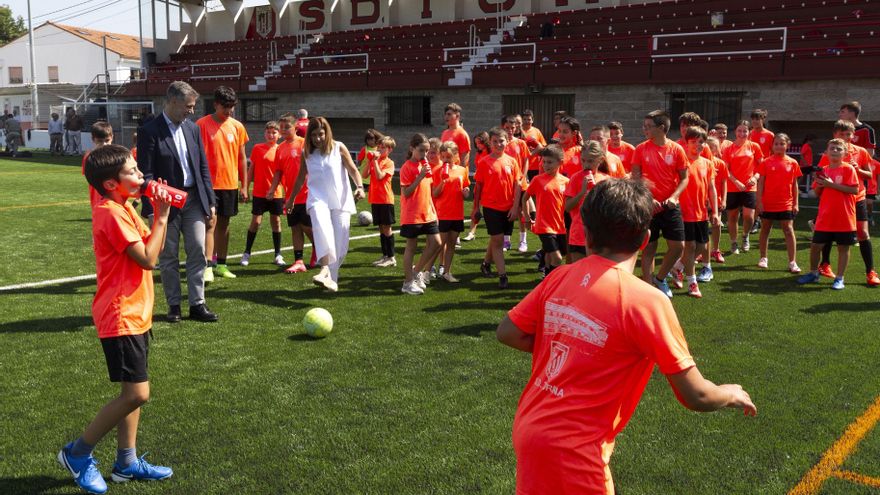 La presidenta de Cantabria, María José Sáenz de Buruaga, visita las obras de sustitución de la hierba natural por artificial en el campo de fútbol de Bárcena de Pie de Concha
