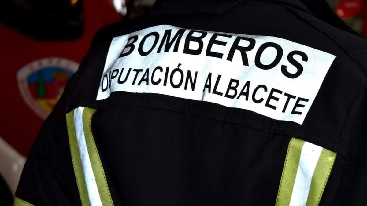 Un bombero del SEPEI, en Albacete