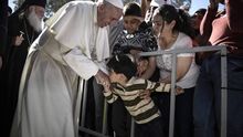 El papa se lleva de Lesbos a 12 refugiados sirios para acogerlos en el Vaticano