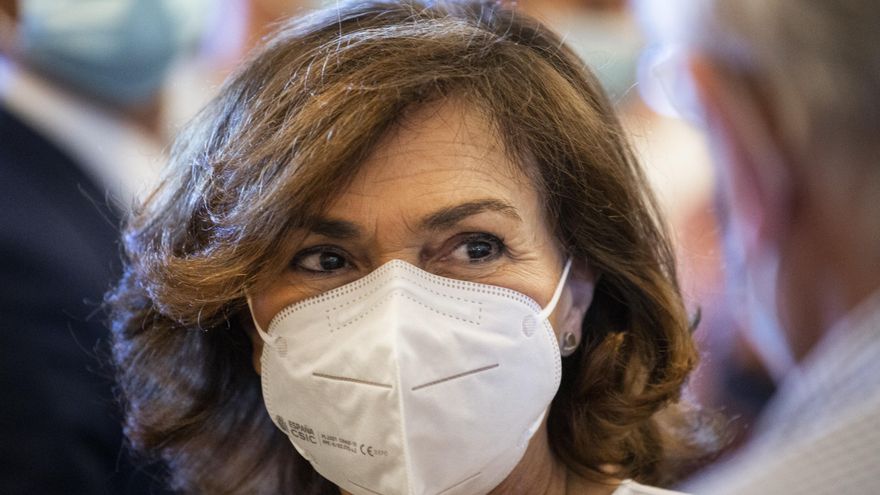 La vicepresidenta primera y ministra de la Presidencia, Relaciones con las Cortes y Memoria Democrática, Carmen Calvo, asiste al acto de entrega del Premio Azorín de Novela 2021 en el Hotel Westin Palace, a 28 de junio de 2021, en Madrid, (España)