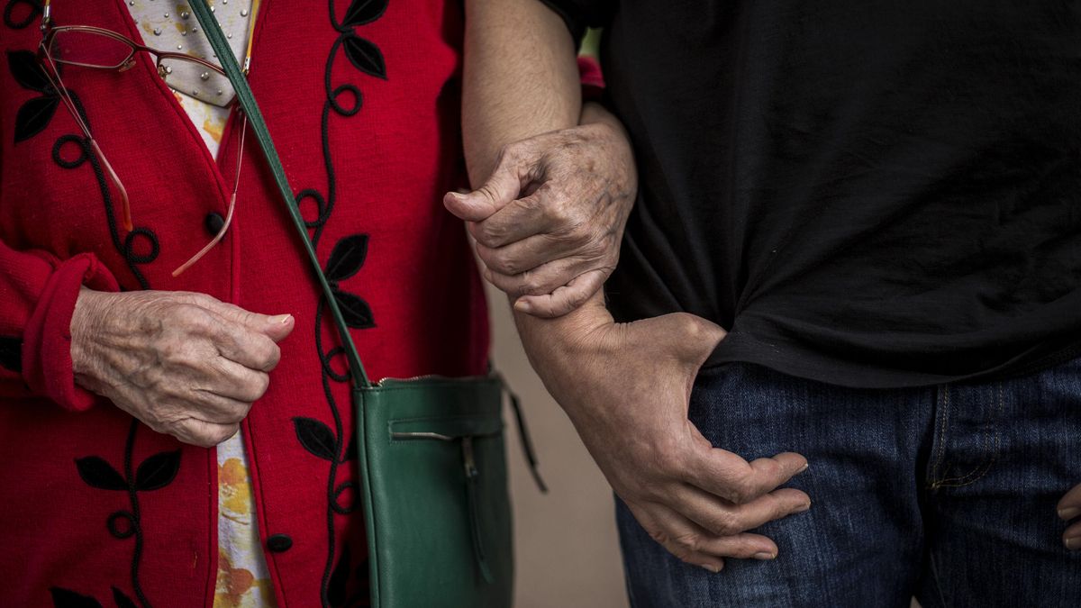 Trabajador de una residencia con una persona mayor.