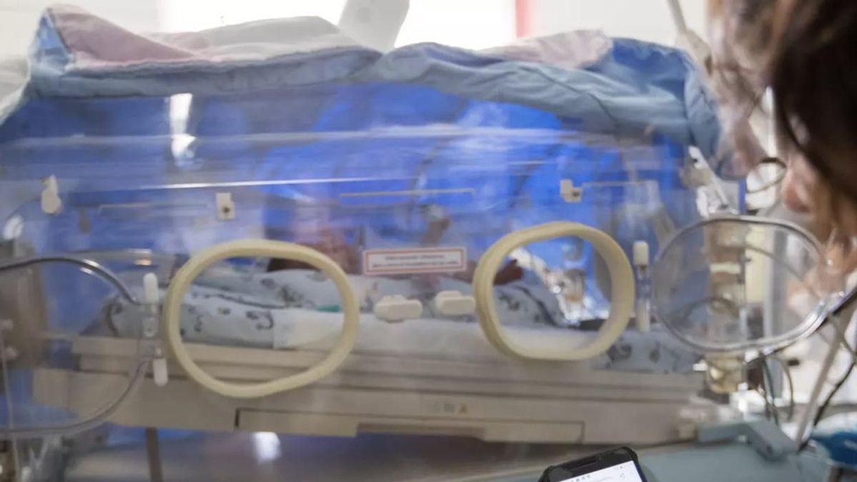Un bebé, en una UCI neonatal en una imagen de archivo. EFE/Marta Pérez