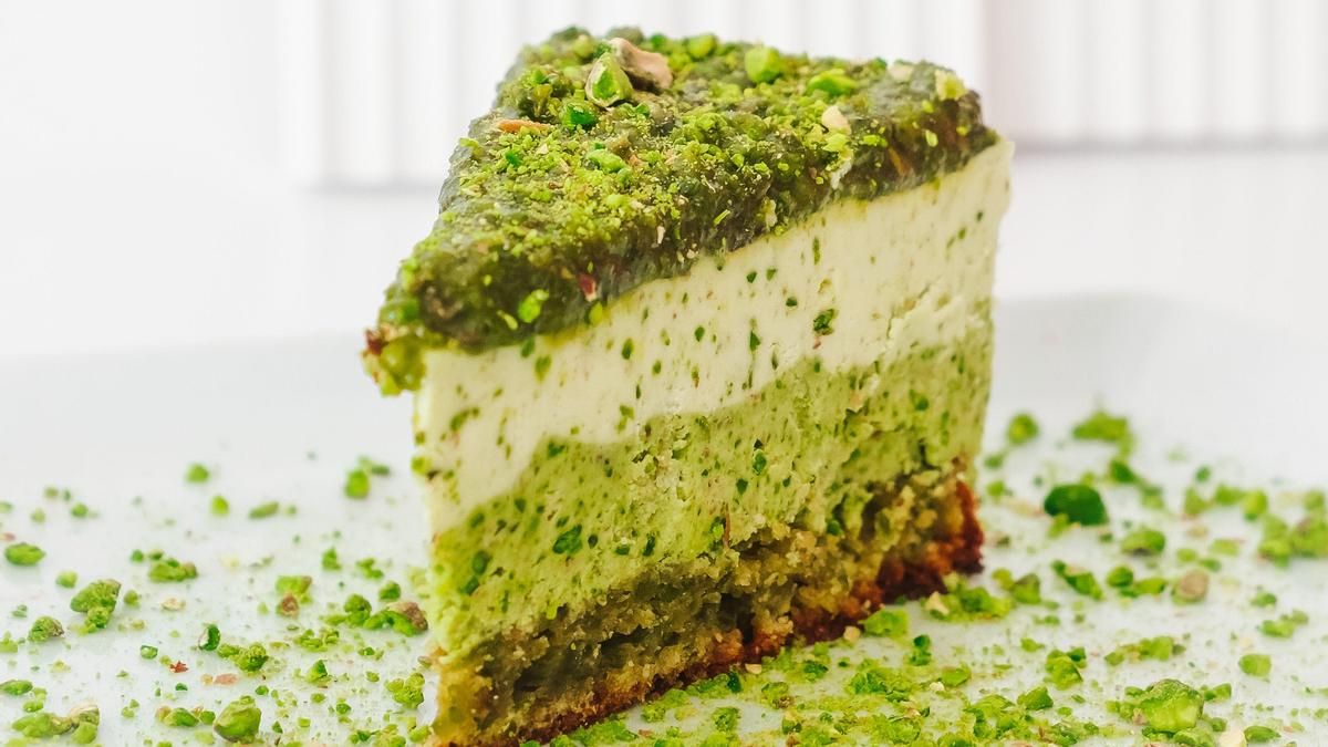 Porción de tarta de queso y pistacho