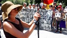 Varios colectivos se concentran contra suspensión de la exhumación de Franco