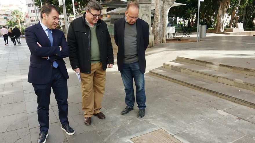 El alcalde José Manuel Bermúdez (izquierda), junto al periodista y seleccionador de los textos, Eduardo García Rojas (derecha)