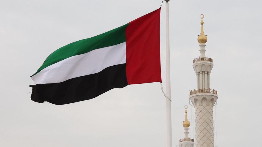 La bandera nacional de los Emiratos Árabes Unidos ondea frente a la Gran Mezquita Sheikh Zayed, en Abu Dabi.