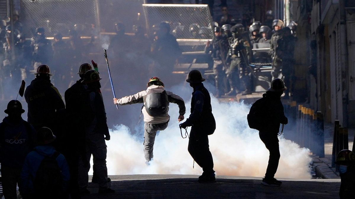 Mineros se enfrentan con la policía durante una protesta para exigir el acceso a más zonas de minería, en La Paz, Bolivia, el 14 de mayo de 2026. Foto: AP/Juan Karita