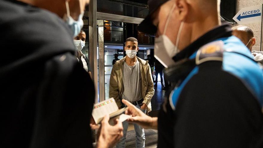 La Policía comprueba la documentación de los migrantes trasladados desde Gran Canaria a Tenerife para embarcar hacia Huelva.