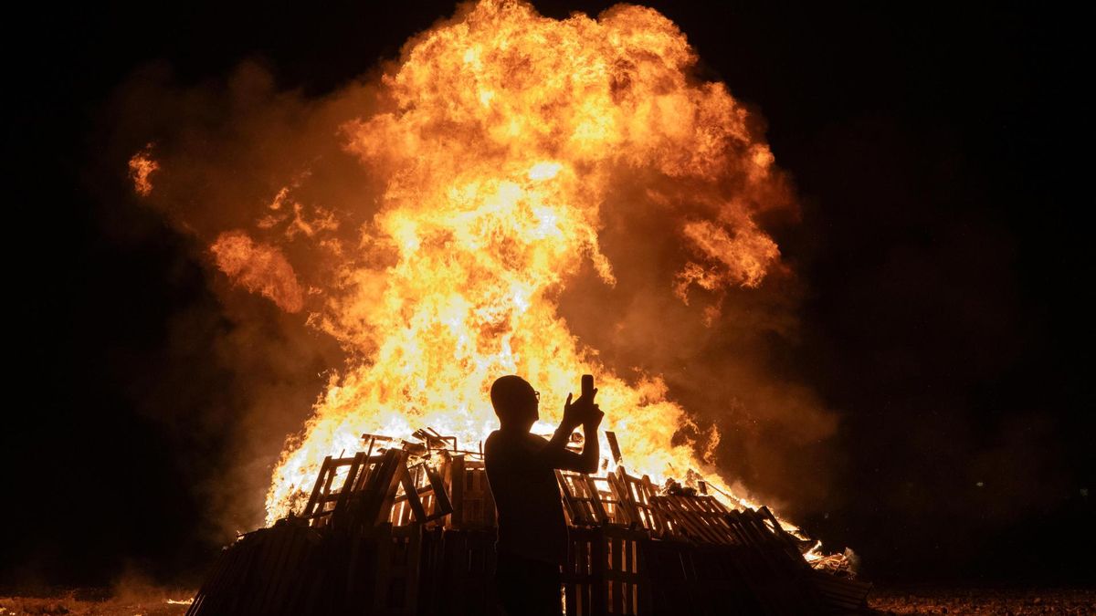 Una de las hogueras encendidas en el Barrio de Majada Marcial, Fuerteventura, durante la celebración de la tradicional Noche de San Juan.