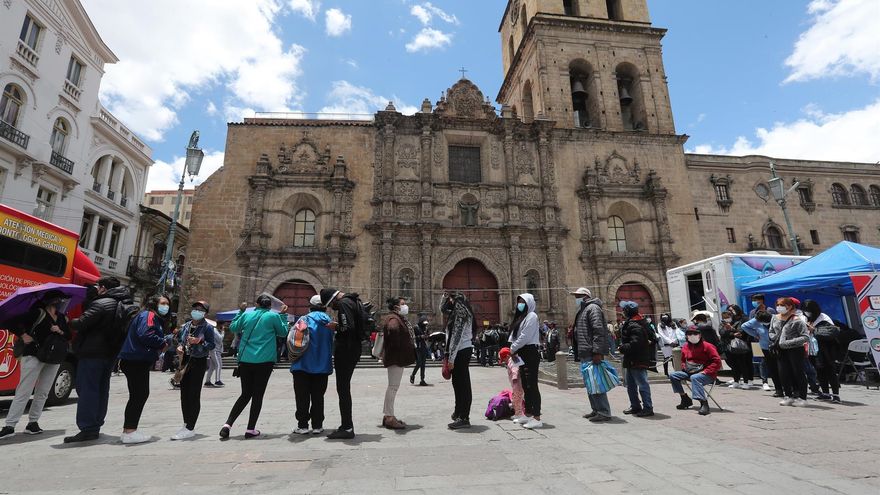 Varias personas hacen fila para recibir la vacuna contra la covid-19 durante una jornada de vacunación , en La Paz (Bolivia), en una fotografía de archivo.
