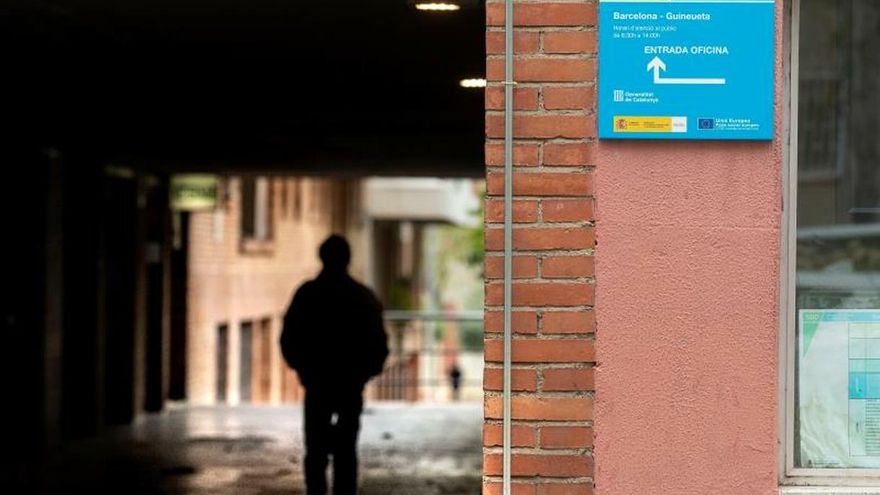 Una persona ante una Oficina de Empleo de Barcelona, este jueves, decimonoveno día del estado de alerta que decreto el Gobierno para frenar la pandemia de coronavirus, en la que ya se han producido más de 10.000 muertes en España.