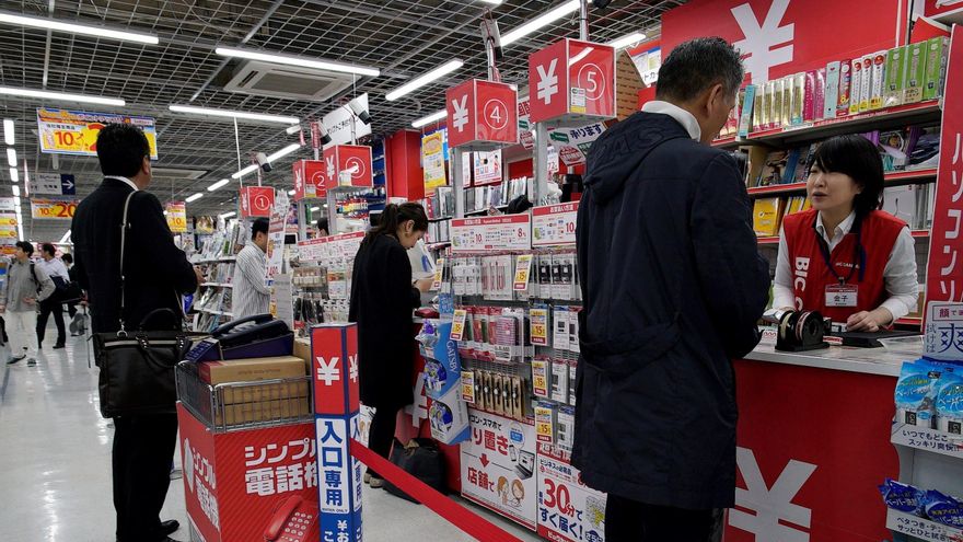 Los precios al consumidor en Japón bajaron un 0,7 % en octubre