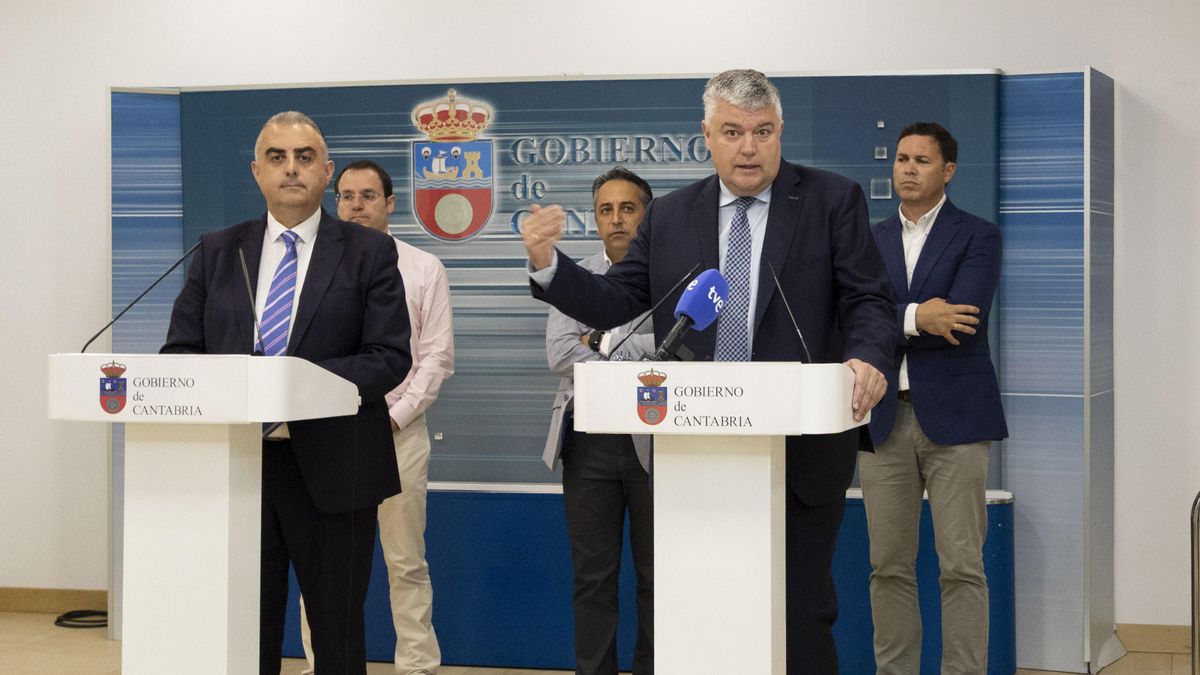 Los consejeros de Economía, Hacienda, Fondos Europeos y Financiación Económica, Luis Ángel Agüeros, y de Fomento, Vivienda, Ordenación del Territorio y Medio Ambiente, Roberto Media.