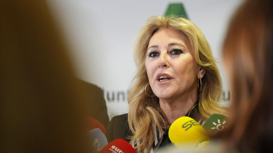 La consejera de Economía, Hacienda y Fondos Europeos y portavoz de la Junta de Andalucía, Carolina España, atiende a los medios de comunicación antes de la firma del convenio. A 23 de abril de 2025 en Sevilla, Andalucía (España).